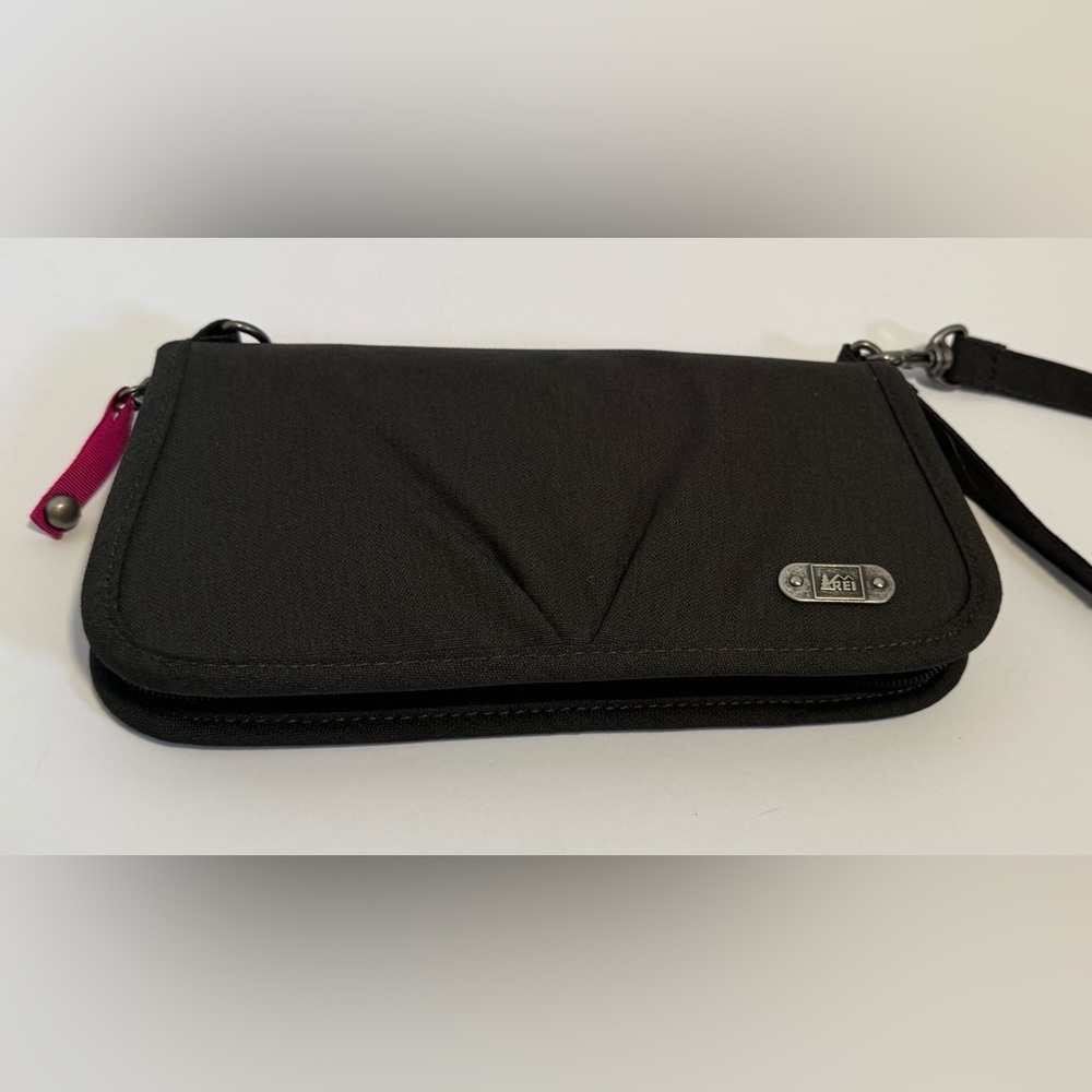 REI zip around wallet